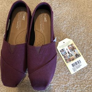 New Toms in red mahogany size 6M